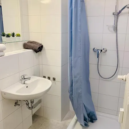 Direkte Uninaehe: Ferienwohnung Mit Grossem Doppelbett, Kuechenzeile Und Neu Renoviertem Badezimmer Homburg  Exterior photo