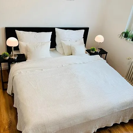 Direkte Uninaehe: Ferienwohnung Mit Grossem Doppelbett, Kuechenzeile Und Neu Renoviertem Badezimmer Homburg  Exterior photo
