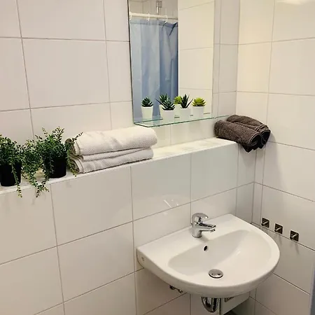 Direkte Uninaehe: Ferienwohnung Mit Grossem Doppelbett, Kuechenzeile Und Neu Renoviertem Badezimmer Homburg  Exterior photo