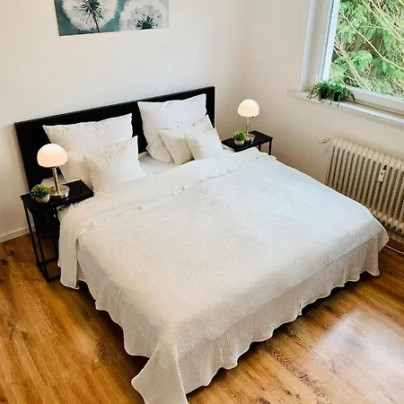 Direkte Uninaehe: Ferienwohnung Mit Grossem Doppelbett, Kuechenzeile Und Neu Renoviertem Badezimmer Homburg  Exterior photo