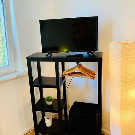 Direkte Uninaehe: Ferienwohnung Mit Grossem Doppelbett, Kuechenzeile Und Neu Renoviertem Badezimmer Homburg  Exterior photo