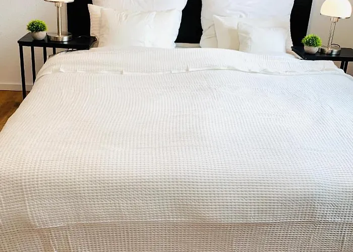 Direkte Uninaehe: Ferienwohnung Mit Grossem Doppelbett, Kuechenzeile Und Neu Renoviertem Badezimmer
